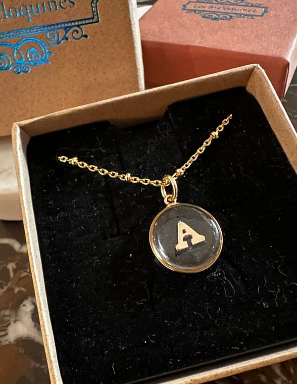 Médaille "S" Lettre A majuscule - Transparente – Image 3