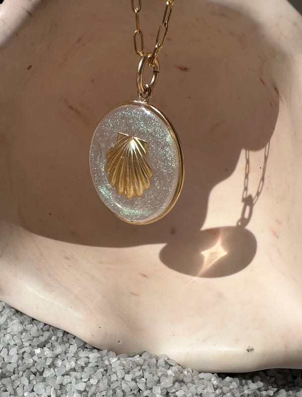 Médaille « M » coquillage nacré – Image 2