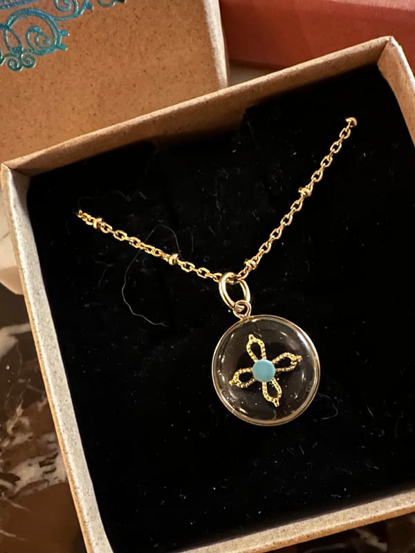 Médaille "S" Croix Romane sertie d'une Turquoise - Transparente – Image 2