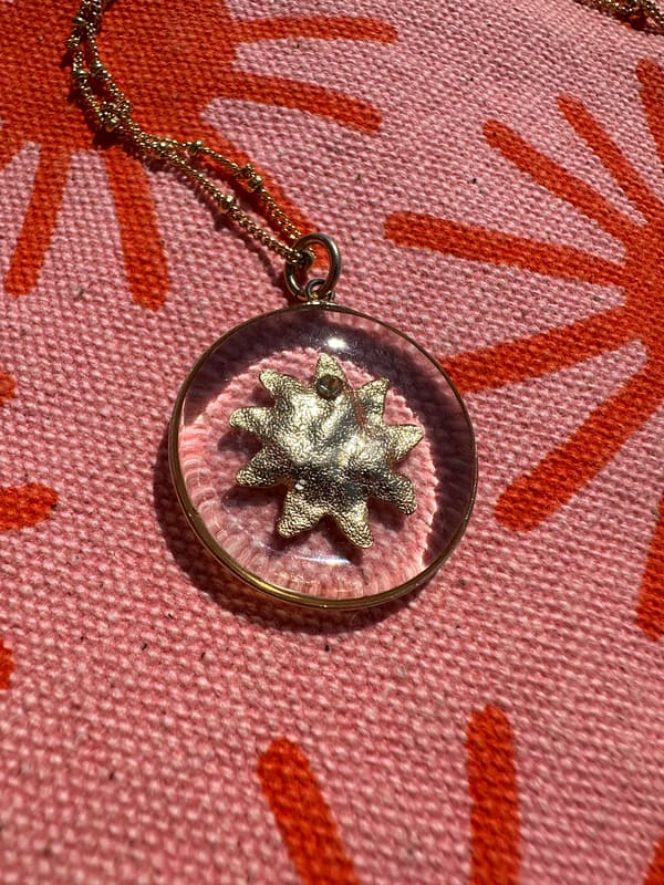 Médaille « L » soleil martelé – Image 3