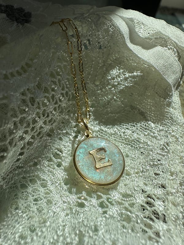 Médaille « S » lettre E majuscule fond nacré – Image 2