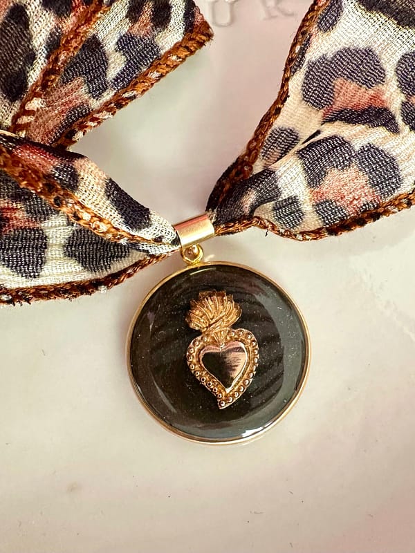 Médaille "M" ex-voto noire sur ruban léopard