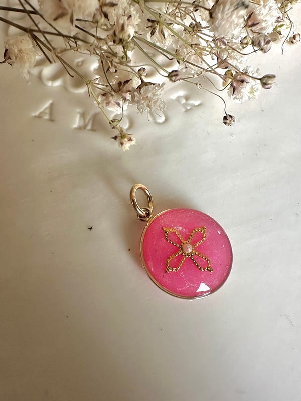 Médaille « S » croix Romane rose bubble gum – Image 2