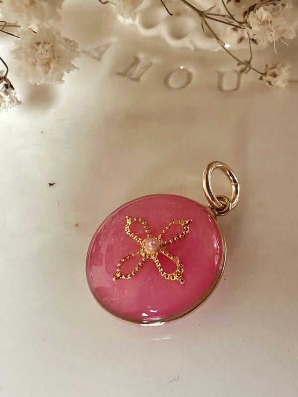 Médaille « S » croix Romane rose bubble gum