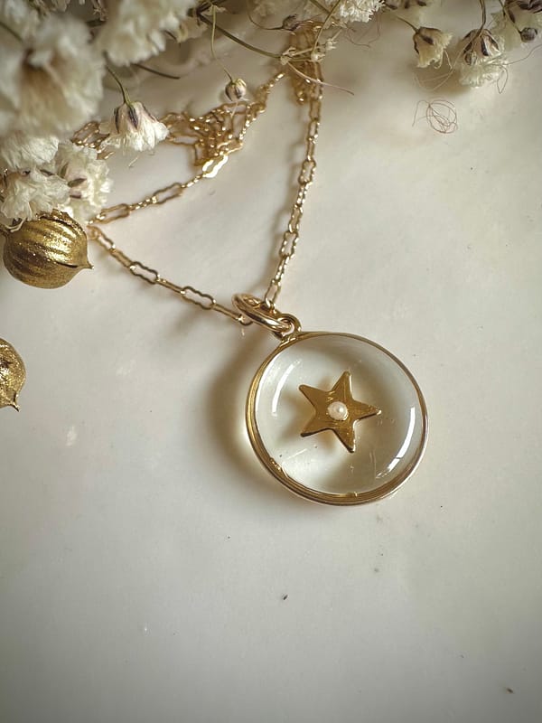 Médaille « S » étoile transparente et perle – Image 2