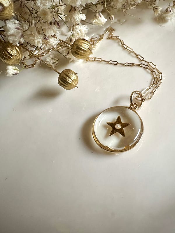 Médaille « S » étoile transparente et perle