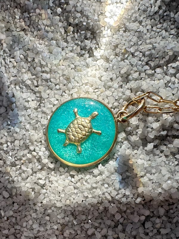 Médaille « S » tortue turquoise