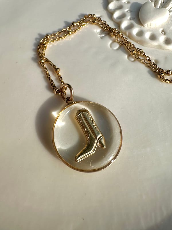 Médaille « M » santiag transparente
