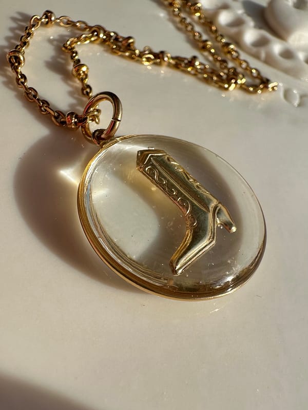 Médaille « M » santiag transparente – Image 2