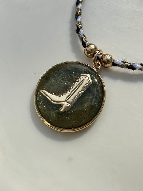 Médaille « M » santiag noire sur cordon – Image 3