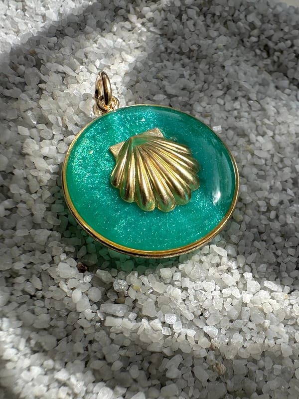 Médaille « M » coquillage vert turquoise – Image 2