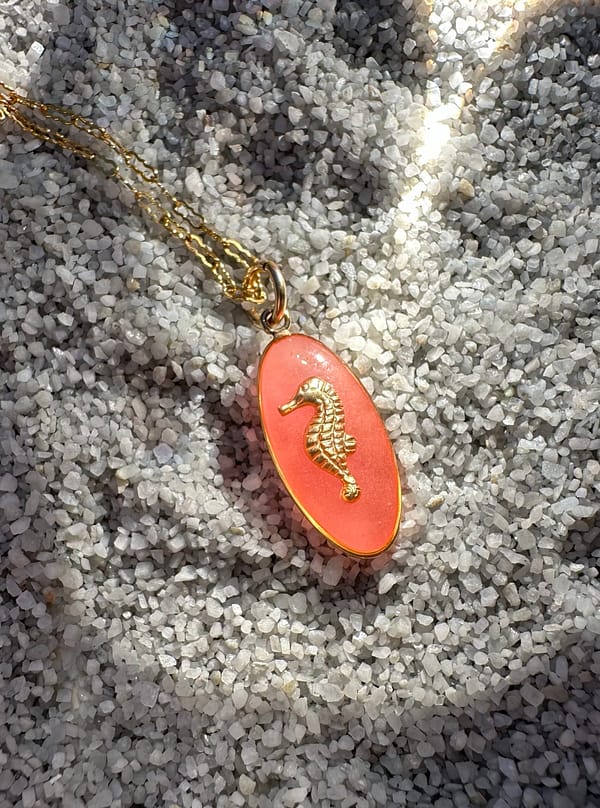 Médaille ovale hippocampe corail – Image 2