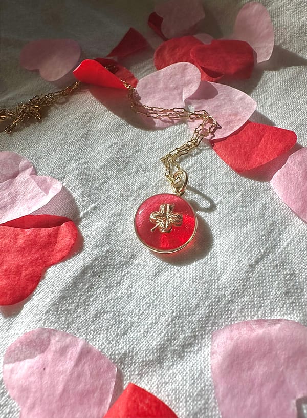 Médaille « S » trèfle rouge – Image 2