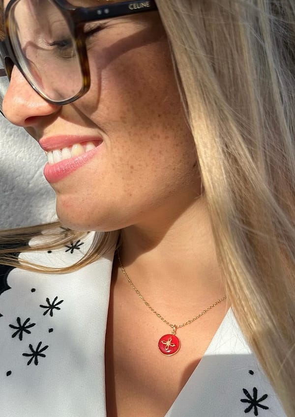 Médaille "S" Croix Romane sertie d'une Perle Fine - Rouge – Image 2