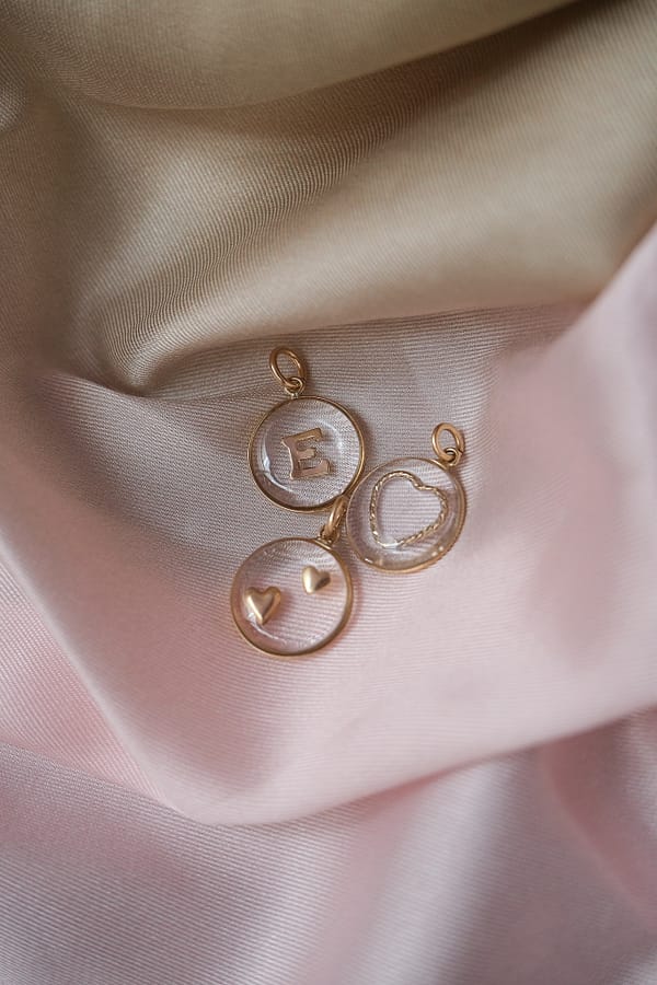 Médaille « S » double cœur transparente – Image 2