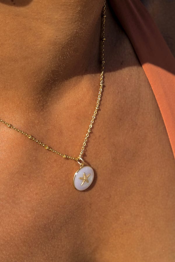 Médaille « S » étoile de mer  fine blanc nacré – Image 2