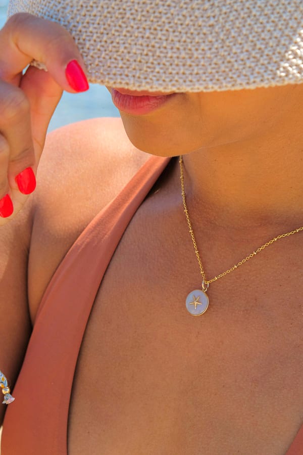 Médaille « S » étoile de mer  fine blanc nacré