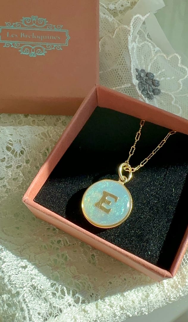 Médaille « S » lettre E majuscule fond nacré