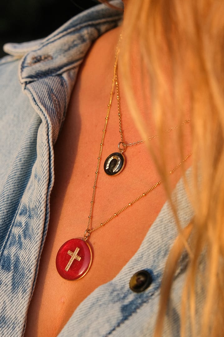 Médaille « L » croix ciselée rouge – Image 2