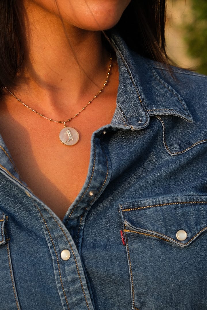 Médaille « M » santiag nacre – Image 2