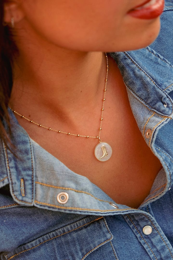 Médaille « M » santiag nacre