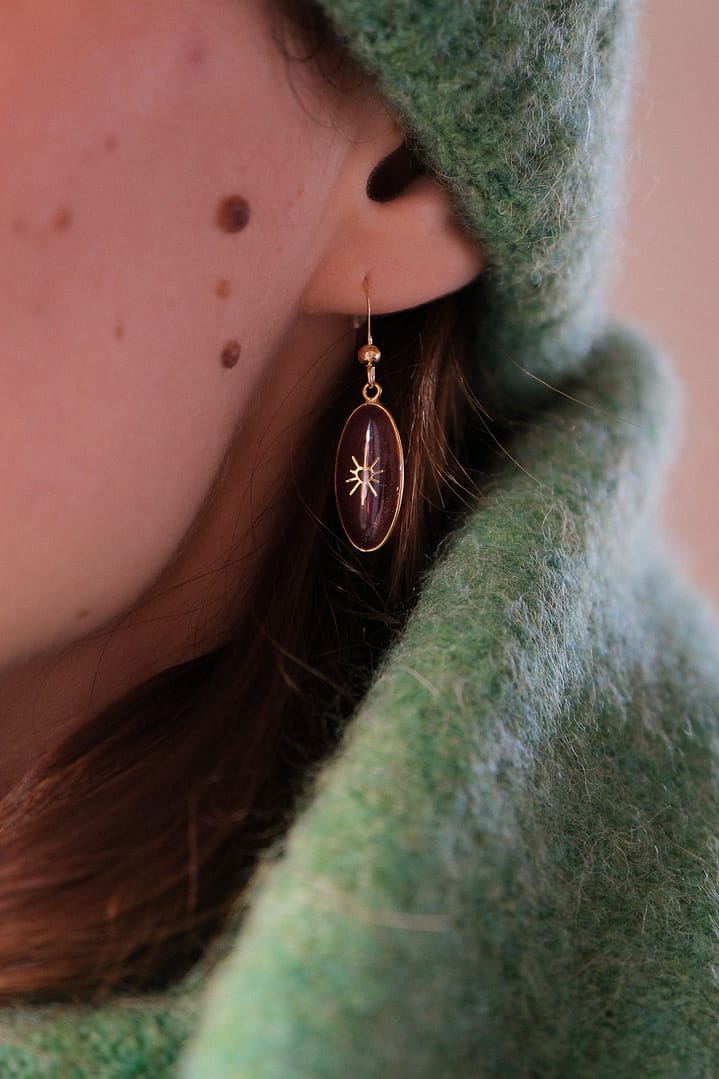 Boucles d’oreilles ovales cœur ensoleillé - bordeaux – Image 2