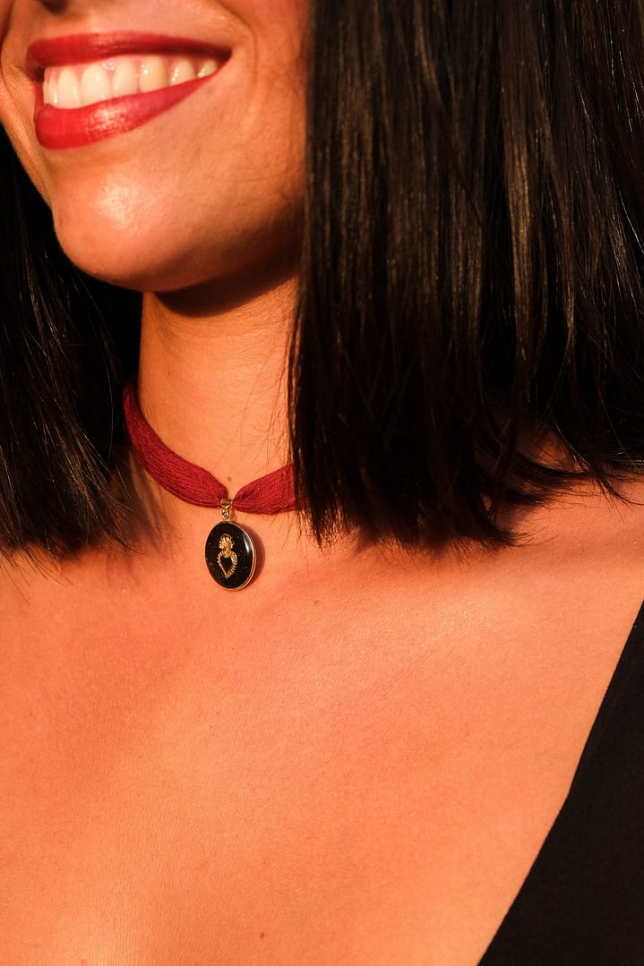 Collier ex-voto noir sur ruban de soie