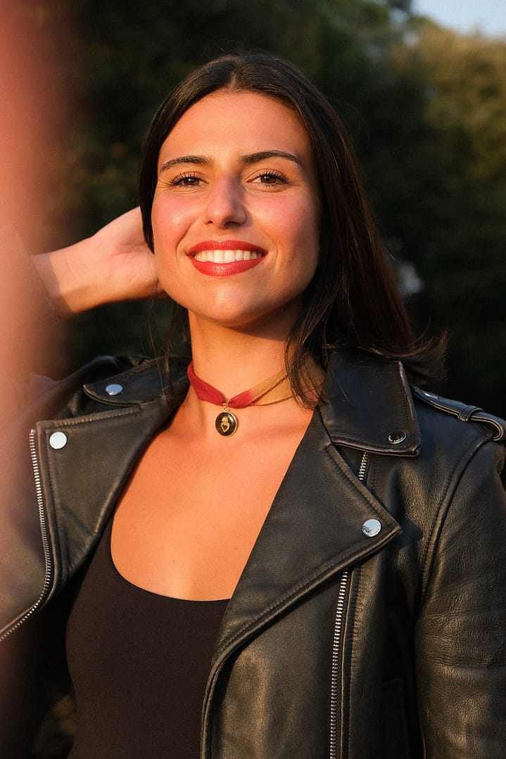 Collier ex-voto noir sur ruban de soie – Image 2