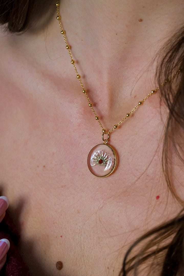 Médaille « M » soleil et grenat – Image 2