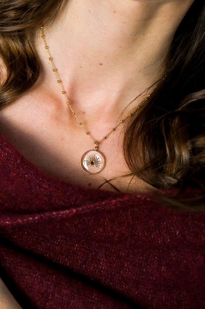 Médaille « M » soleil et grenat