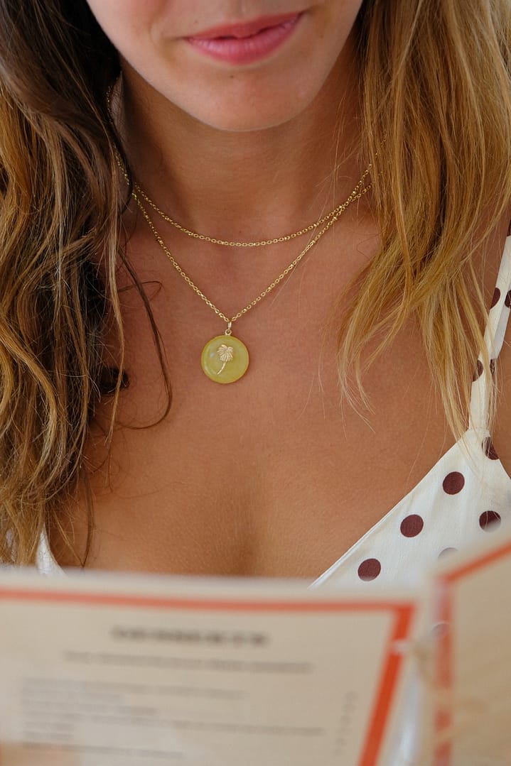 Médaille « M » palmier- jaune – Image 3