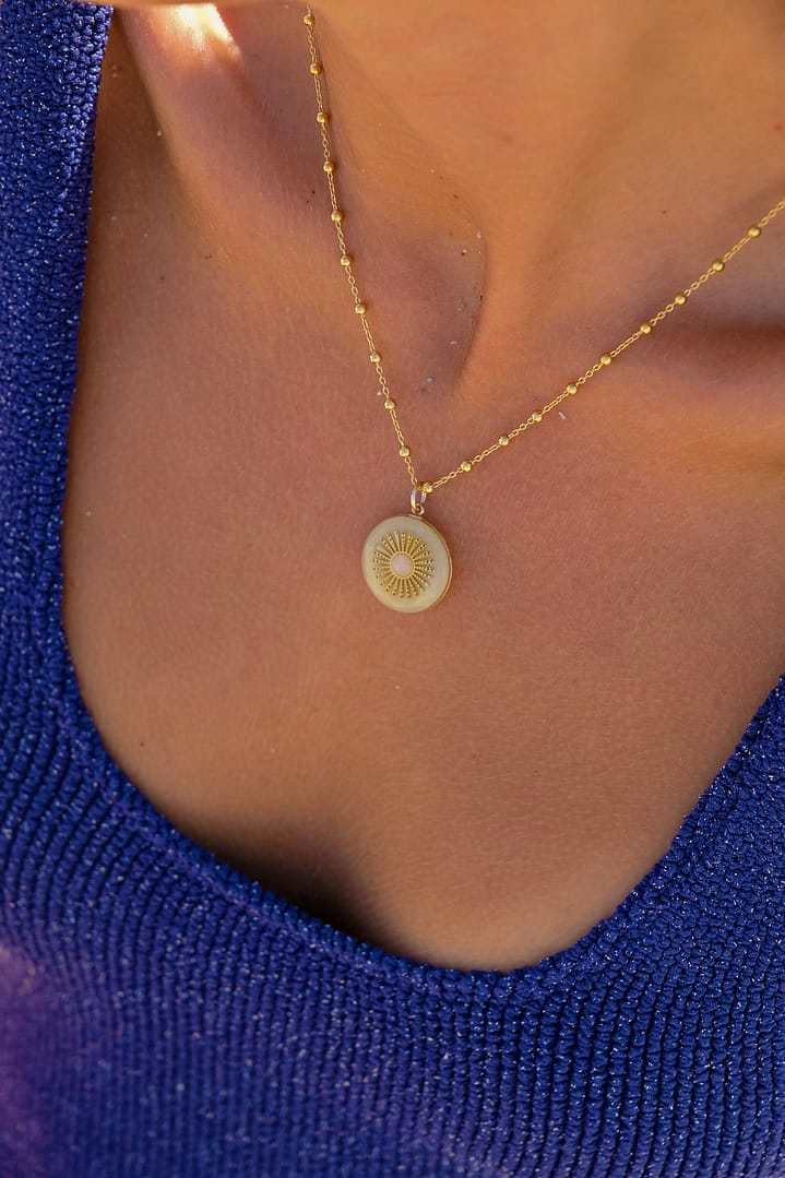Médaille « M » soleil dôme nacré - jaune – Image 3