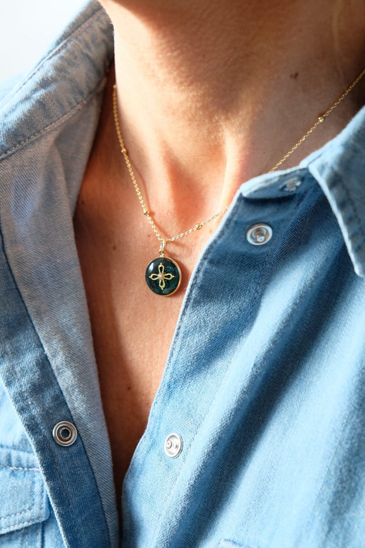 Médaille "S" Croix Romane sertie d'une Perle Fine - Noir irisé – Image 2