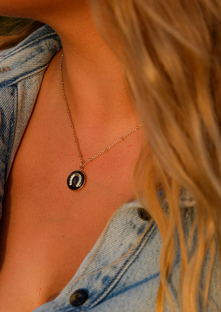 Médaille « S » fer à cheval noire