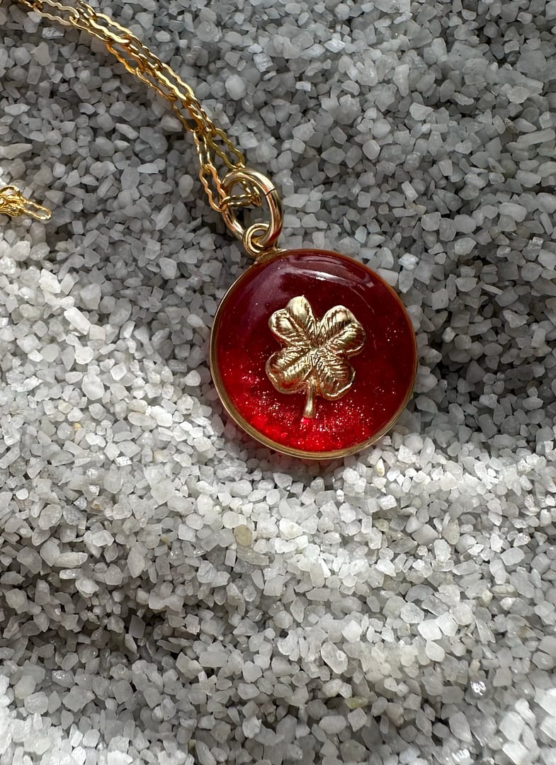 Médaille « S » trèfle rouge