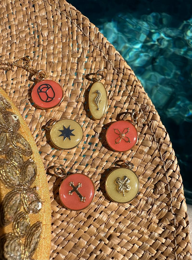 Médaille « S » croix baroque - corail fluo – Image 2