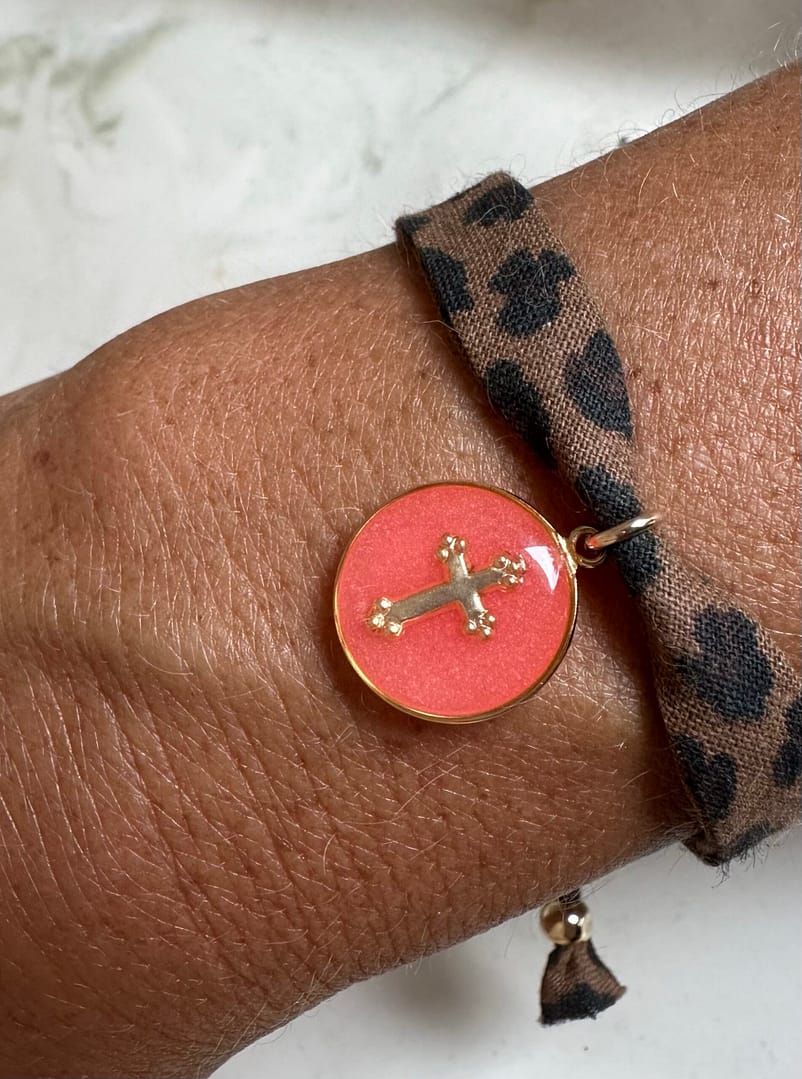 Bracelet léopard et croix corail fluo