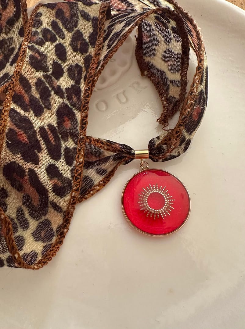 Médaille « M » soleil perlé rouge sur ruban – Image 2