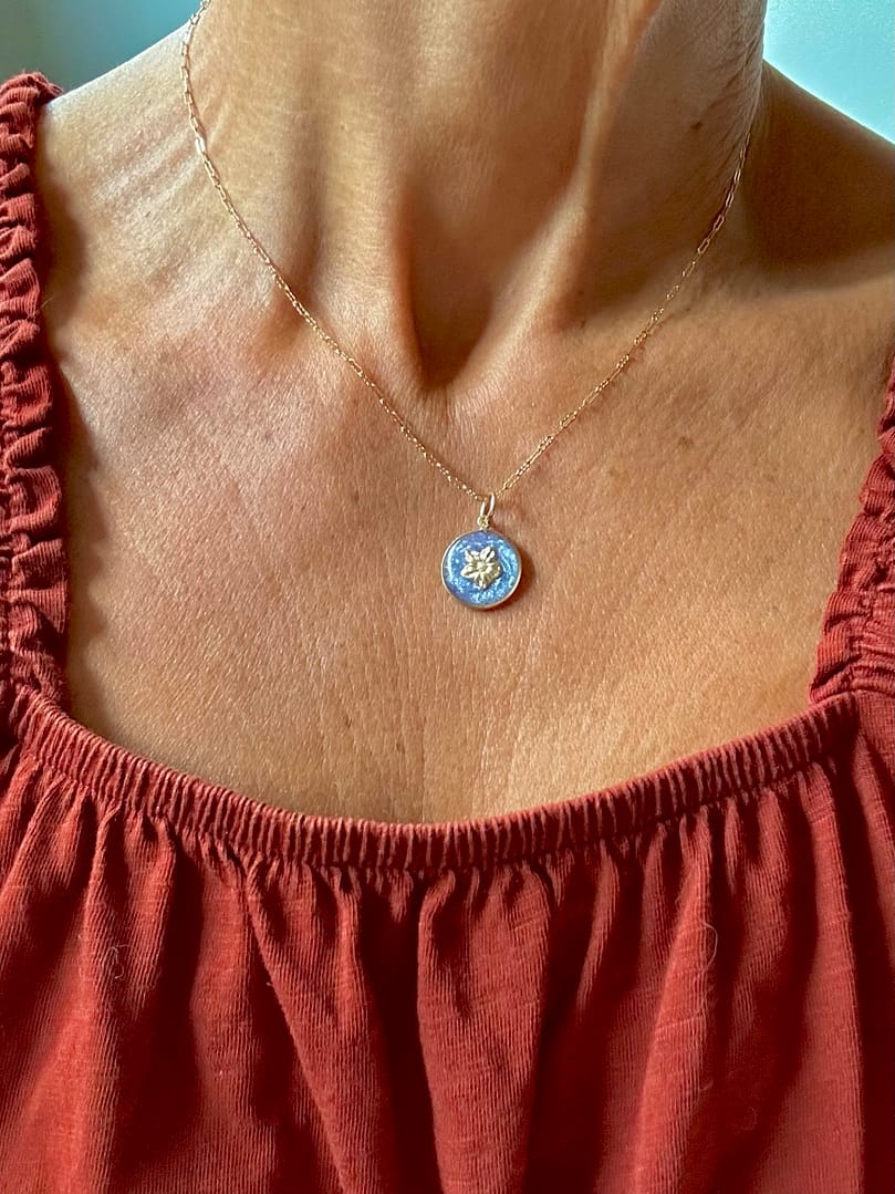 Médaille « S » fleur micro perle mauve cendré – Image 2