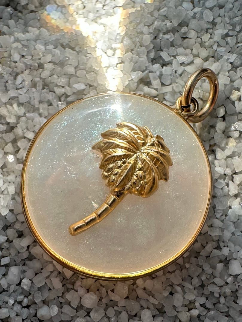 Médaille « M » palmier nacré – Image 2