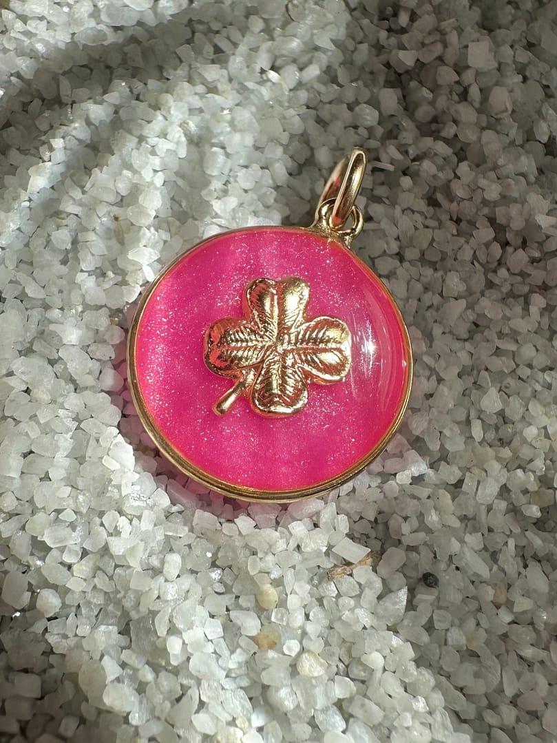 Médaille « S » trèfle rose fluo