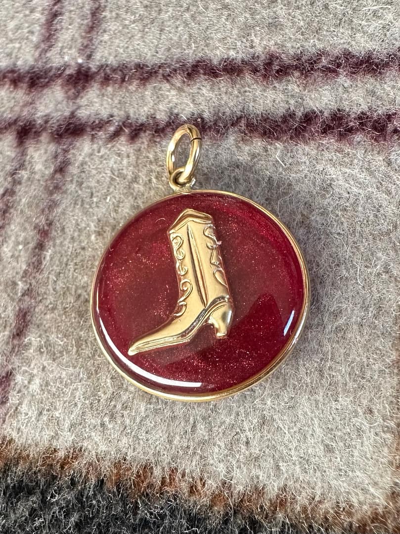 Médaille « M » santiag burgundy