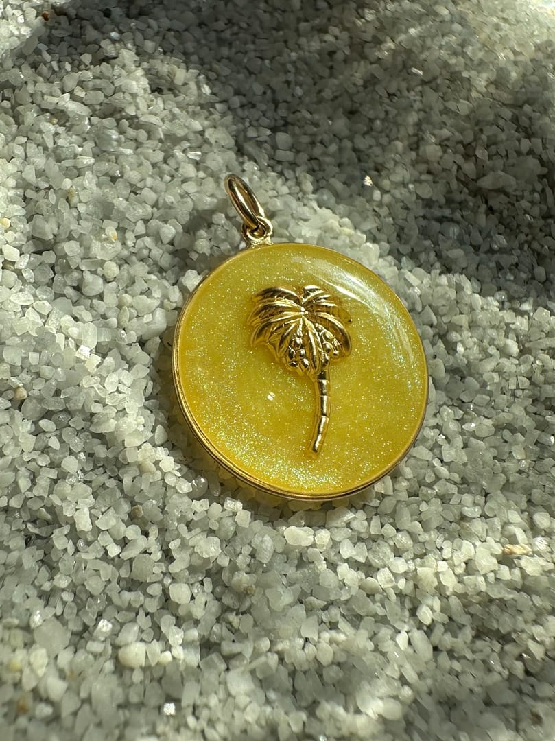 Médaille « M » palmier- jaune