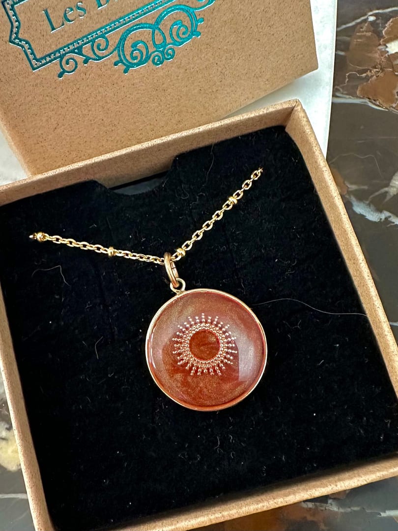 Médaille "M" Soleil Perlé - Orange – Image 2