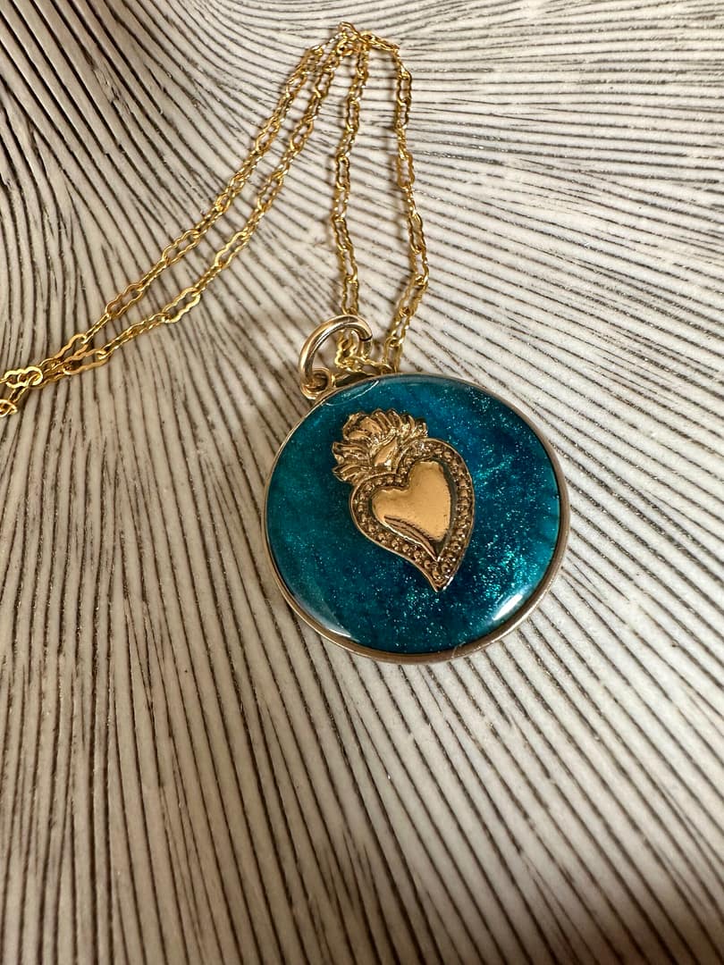 Médaille « M » ex-voto bleu paon