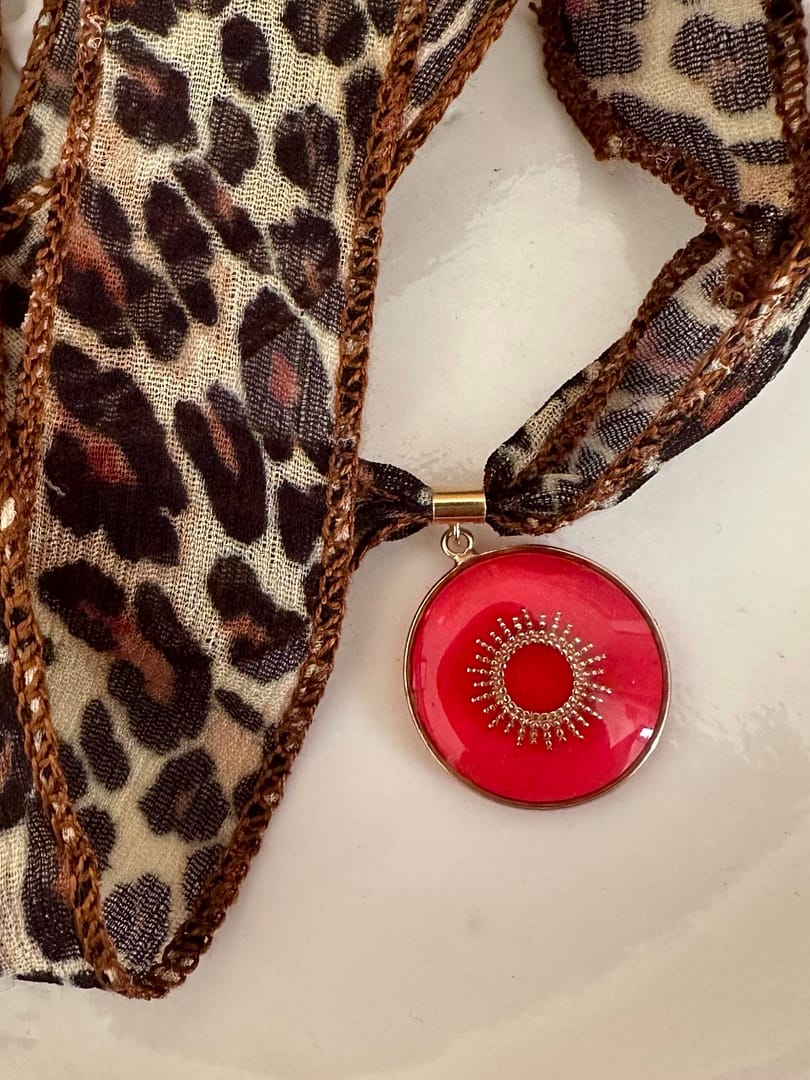 Médaille « M » soleil perlé rouge sur ruban