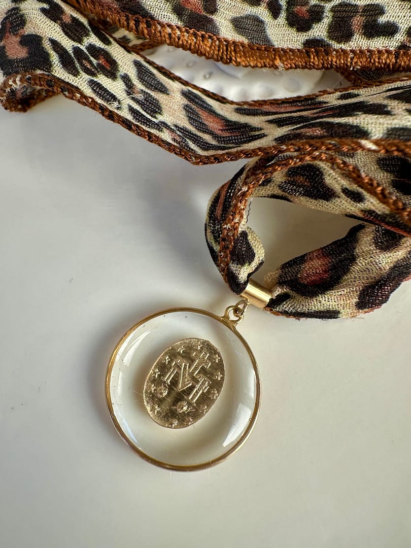 Médaille « M » vierge miraculeuse sur ruban de soie – Image 2