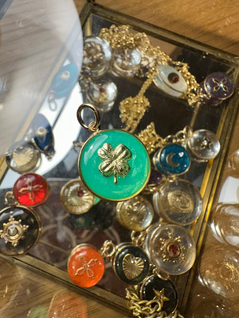 Médaille « S » trèfle vert Jade – Image 3