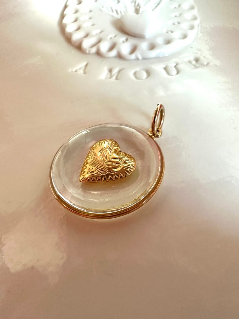 Médaille « M » cœur gravé