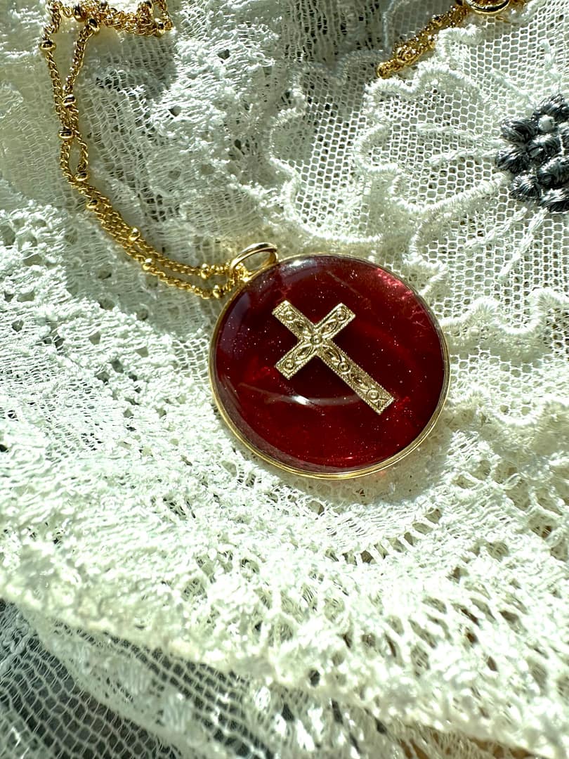 Médaille « L » croix ciselée rouge – Image 4